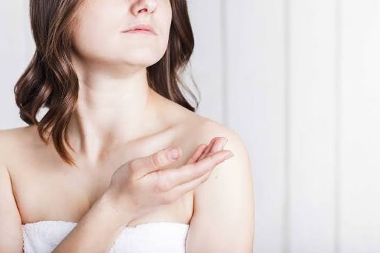 Cách Chăm Sóc Da Vùng Cổ Đúng Cách